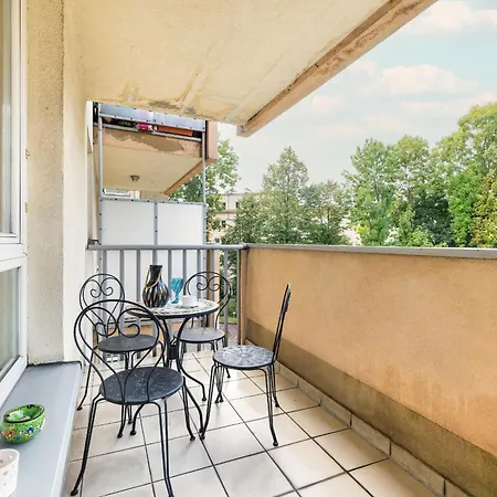 شقة Przestronny W Krakowie Z Biurkiem, Parkingiem I Wanna By Renters