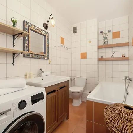 شقة Przestronny W Krakowie Z Biurkiem, Parkingiem I Wanna By Renters كراكوفيا