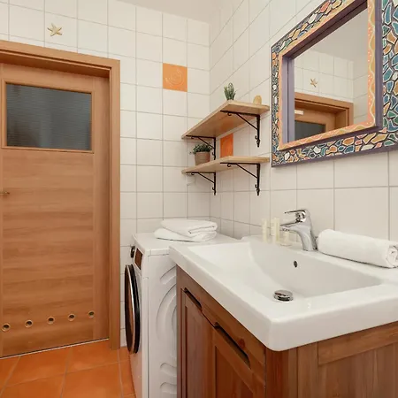 Przestronny W Krakowie Z Biurkiem, Parkingiem I Wanna By Renters