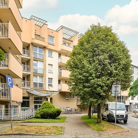 Przestronny W Krakowie Z Biurkiem, Parkingiem I Wanna By Renters شقة