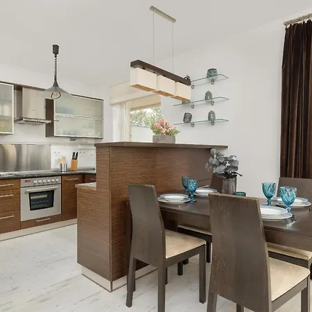 شقة Przestronny W Krakowie Z Biurkiem, Parkingiem I Wanna By Renters *